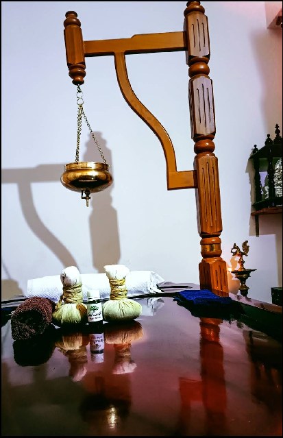 Dhara stand and herbal kizhi boluses
